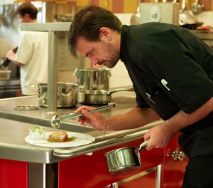 Stephane Polly Le chef Stephane Polly dans les cuisines du Vivarais